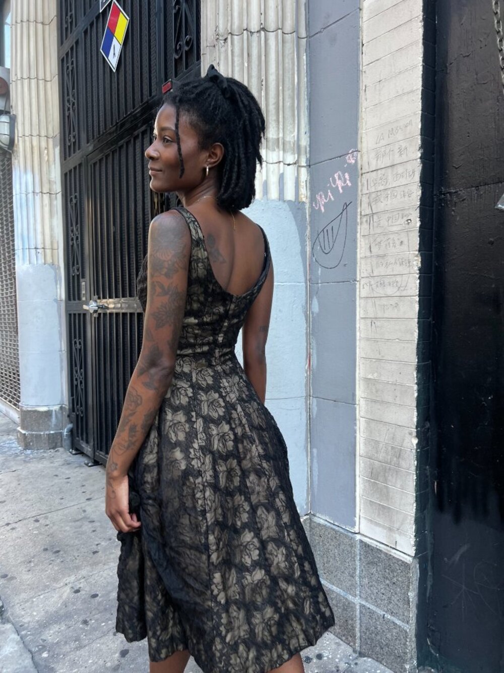 Vintage 1950’s gown with black lace overlay and structural boning - Picture 3 of 4